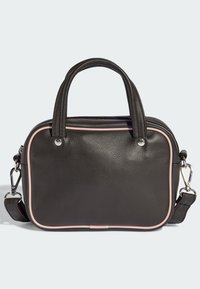 Czarna skórzana torebka o prostokątnym kształcie, z różowymi obszyciami, dwoma górnymi uchwytami oraz odpinanym paskiem na ramię. Srebrne detale metalowe.