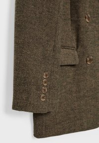 Rjav blazer s herringbone vzorom, z našitimi reverji, štirimi rjavimi gumbi na manšetah in detajlom stranske žepe.