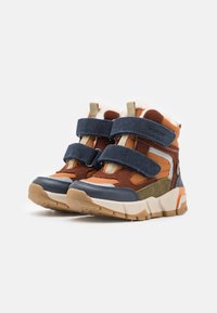 Brązowe i granatowe sneakersy typu high-top z rzepami, puszystą wyściółką, gumowymi podeszwami oraz wielokolorowymi panelami w kolorze pomarańczowym i oliwkowym.