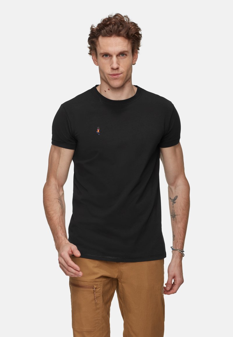 Zwarte katoenen t-shirt met een ronde hals, korte mouwen en een klein geborduurd ontwerp op de borst. Fittend model en een gladde textuur.