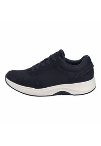 Navyblaue Sneaker aus Wildleder und Mesh-Materialien, mit runder Zehenpartie, weißer Zwischensohle und strukturierten Akzenten. Schnürsenkel und gepolsterter Kragen sind enthalten.