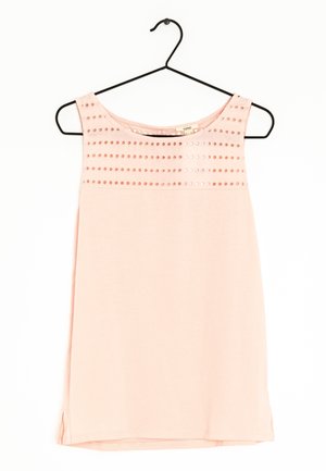 Haut sans manches rose clair avec un col rond et un motif de découpes horizontales près de la poitrine, suspendu à un cintre noir.