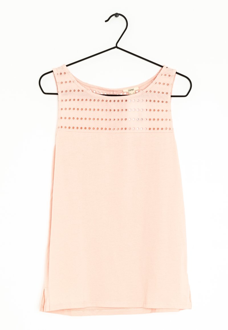 Haut sans manches rose clair avec un col rond et un motif de découpes horizontales près de la poitrine, suspendu à un cintre noir.