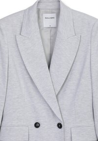 Blazer gris avec une finition texturée, doté d'un col à revers, de deux boutons noirs et de poches latérales. Étiquette indiquant "CALLIOPE," taille S.