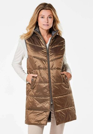 Gilet matelassé brun avec un col haut, fermeture éclair et poches latérales. Tissu lisse et brillant avec des détails de coutures horizontales.