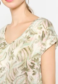 LolaLiza WITH LEAF - Marškinėliai su spaudiniu - khaki faded