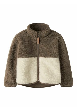 Fleecejack met hoge kraag, volledige ritssluiting aan de voorkant, bruin bovenstuk en mouwen, en witte zakken aan de onderkant van de voorkant.