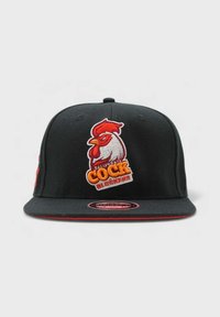 Musta baseball-hattu tasaisella lippaalla, jossa on brodeerattu kukko ja teksti "California Cock Blockers" oranssilla ja valkoisella.