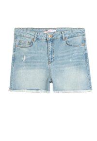Pantalones cortos de mezclilla azul claro con el dobladillo deshilachado, detalles desgastados en el frente, cinco bolsillos y un cierre de botón en la cintura.