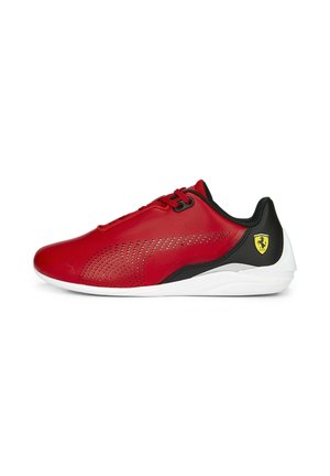Rode sportschoenen met zwarte accenten, gladde synthetische bovenkant, geperforeerde details, witte zool en een klein geel Ferrari-logo.