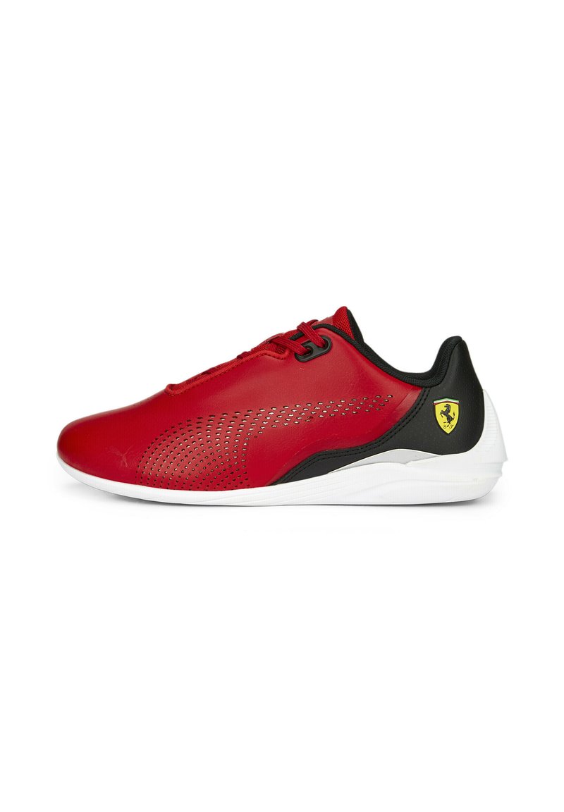 Červené športové tenisky s čiernymi akcentmi, hladký syntetický zvršok, perforované detaily, biela podrážka a malé žlté logo Ferrari.