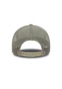 Καπέλο μπέιζμπολ με ανάγλυφη πλέξη στην πλάτη σε χρώμα καμηλό, με δομημένο στέμμα, ρυθμιζόμενο κούμπωμα snapback και οπές αερισμού για αναπνοή.