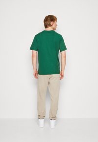 Nike Sportswear CLUB TEE - T-shirt básica - gorge green
