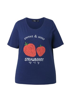 Marineblauw shirt met korte mouwen, met voorop twee grote rode aardbeien en de tekst "sweet & sour STRAWBERRY enjoy every day".