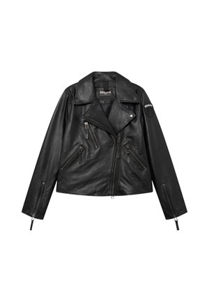 Schwarze Leder-Bikerjacke mit asymmetrischem Frontreißverschluss, mehreren Reißverschlusstaschen und Blauer-Logo-Patch auf dem oberen Ärmel.