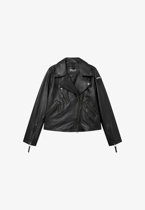 Schwarze Leder-Bikerjacke mit asymmetrischem Frontreißverschluss, mehreren Reißverschlusstaschen und Blauer-Logo-Patch auf dem oberen Ärmel.