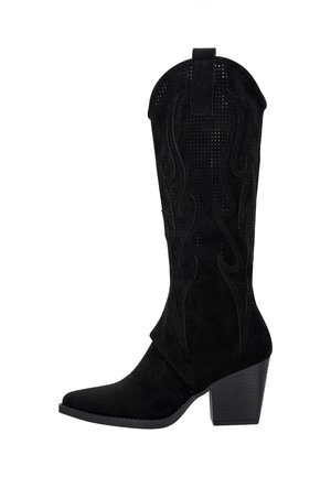 Stivale da cowboy in suede nero con punta affilata, alto stivale con decorazioni a intaglio e tacco impilato. Nota la texture e i dettagli delle cuciture.