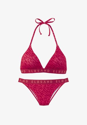 Rode bikini set met een driehoektop met een striknek en een bijpassende bikinionderkant. Beide stukken hebben een textuurpatroon en een gemerkte tailleband.