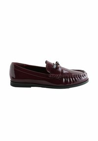 Burgunderfarbene Lackleder-Slipper mit abgerundeter Spitze, dekorativer Naht und einem kleinen Schleifenakzent an der Vorderseite. Schwarze Gummisohle.