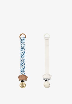 To sutterclips med stofremme; den ene blå med blomstermønster, tanfarvet læder og messingklemme, den anden hvid med hvidt læder og sølvklemme.