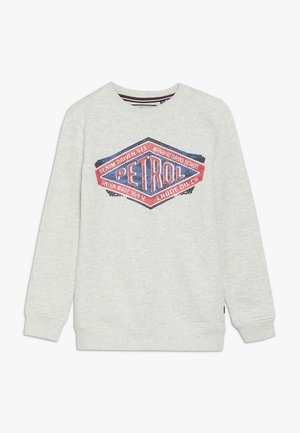 Jasnoszara bluza z długim rękawem z przetartym czerwono-niebieskim diamentowym logo "Petrol" i tekstem w stylu vintage na piersi.