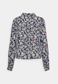Blusa floral com mangas longas, fundo azul-marinho, flores cor-de-rosa e azuis, design com colarinho, tecido leve e corte descontraído.