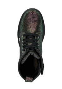 Zwarte enkellaarzen met iriserende, gestippelde textuur, ronde neus en zwarte veters. Zijkant met ritssluiting. Zichtbare binnenvoering.