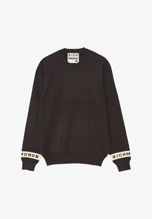 Maglione a maniche lunghe marrone scuro con polsini e orlo a coste, bande di testo bianco sui polsini che leggono "RICHMOND" e un'etichetta all'interno del colletto.
