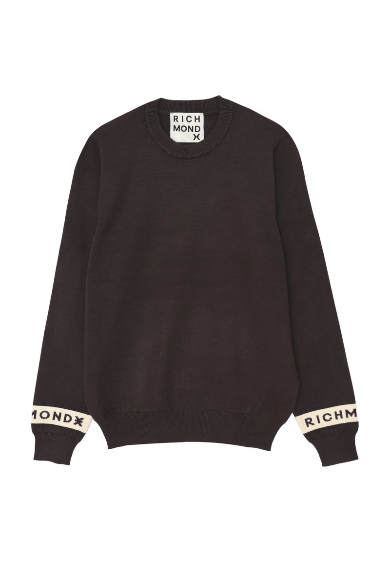 Maglione a maniche lunghe marrone scuro con polsini e orlo a coste, bande di testo bianco sui polsini che leggono "RICHMOND" e un'etichetta all'interno del colletto.