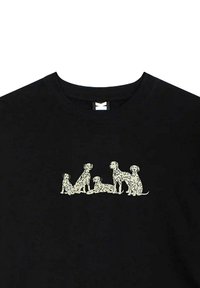 Camiseta negra con un gráfico de seis perros en color claro, mostrando varias posturas, centrado en el frente. Material de algodón, cuello redondo.