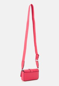 Piccolo borsa a spalla rettangolare in finta pelle rosa brillante con una texture liscia, dotata di una tracolla removibile e cuciture nere a contrasto.