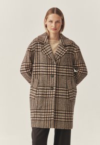 Geruite wollen jas met aardetinten van bruin, beige en crème, voorzien van een grote kraag, knoopsluiting en zijzakken.