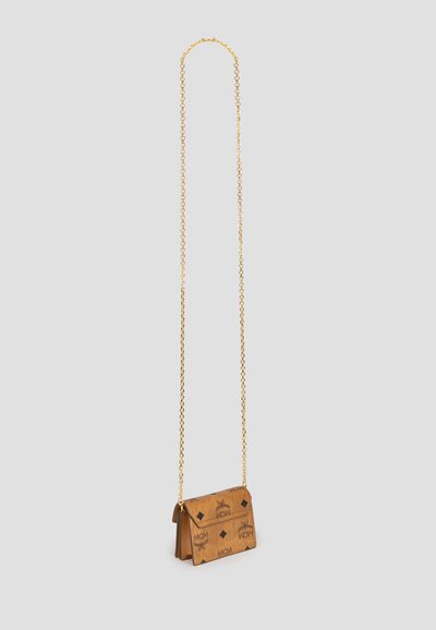 Tan läder crossbody-väska med en guldkedjestrap, med en framsläp och präglat logomönster. Kompakt och rektangulär design.