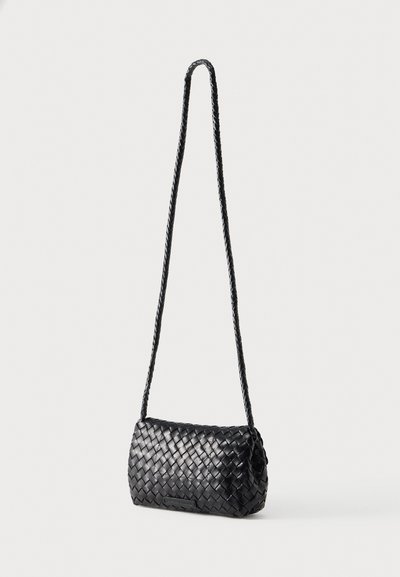 Μαύρη πλεκτή δερμάτινη τσάντα ώμου με στρογγυλεμένη σιλουέτα, διαθέτει πλεκτό λουράκι και μικρή πλακέτα με λογότυπο μπροστά.