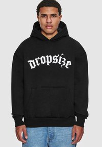 Czarna bluza z kapturem z przednią kieszenią, z wyraźnym białym napisem "dropsize". Wykonana z miękkiego materiału o luźnym kroju.