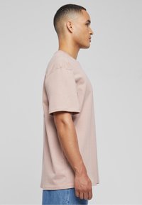 Upscale by Mister Tee CALIFORNIA MOTEL  - T-Shirt print - duskrose