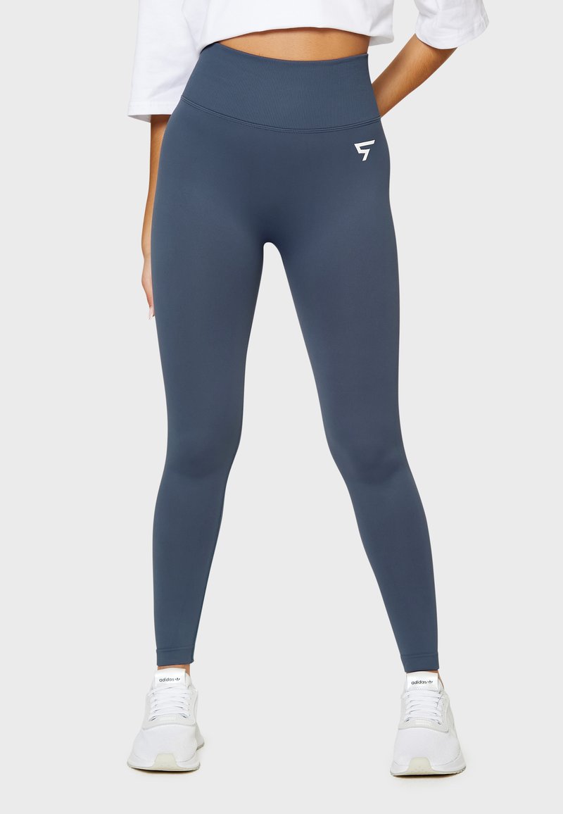 Hoch taillierte Leggings aus einem weichen, dehnbaren dunkelblauen Stoff; mit einem gerippten Bund und kleinem weißen Logo am Oberschenkel.