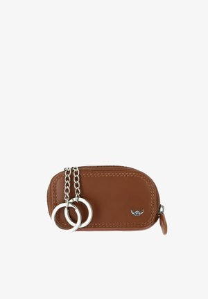Pochette zippée en cuir marron avec double porte-clés argentés attachés par de courtes chaînes et un petit logo métallique à l'avant.