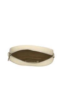 Borsetta in pelle color crema con corpo piatto, chiusura con zip e texture liscia. L'interno presenta una fodera beige con dettagli del marchio.