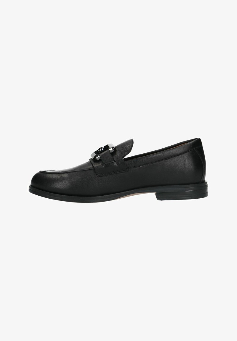 Schwarzer Lederloafer mit glatter Oberfläche, der mit einem dekorativen Riemen und Hardware-Details versehen ist. Niedriger Absatz und runde Zehenform.