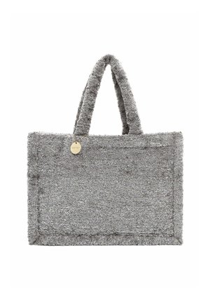 Grijze gevoerde totebag met twee handvatten, rechthoekige vorm, textuur materiaal, met een ronde tag bevestigd aan een van de handvatten.