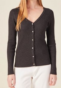 Cárdigan de canalé gris oscuro con escote en V, mangas largas y un frente abotonado que presenta botones blancos redondos y un sutil borde con volante.