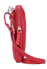 Bolso de hombro cruzado de cuero rojo con un perfil delgado, cierre de cremallera, correa ajustable y herrajes en tono plateado. Superficie texturizada con acabado suave.