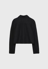 Černá zkrácená bunda s dlouhými rukávy, zapínáním na knoflíky na manžetách a límcem, zobrazená zezadu na jednobarevném světlém pozadí.