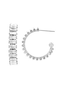 Des boucles d'oreilles en argent en forme de créoles, ornées de cristaux transparents rectangulaires et ronds, avec une bande rectangulaire texturée et une forme courbée lisse.