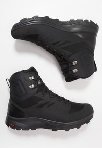 Schwarze Wanderschuhe mit einem hohen Design, aus strukturiertem Synthetikmaterial, ausgestattet mit Metallhaken, einer Gummisohle und einem gepolsterten Kragen für zusätzlichen Komfort.