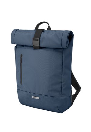 Zaino blu con chiusura a rotolo, fibbia nera, tasca verticale frontale con zip e spallacci imbottiti, in piedi su sfondo bianco.