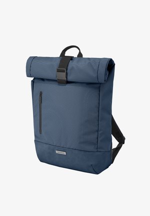 Zaino blu con chiusura a rotolo, fibbia nera, tasca verticale frontale con zip e spallacci imbottiti, in piedi su sfondo bianco.