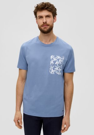 Hellblaues Baumwoll-T-Shirt mit Rundhalsausschnitt, kurzen Ärmeln und einem weißen Blumenmuster auf der Brusttasche.