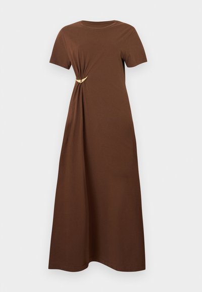 Καφέ μάξι φόρεμα με κοντά μανίκια, με ζωνάρι στη μέση που τονίζεται από ένα μικρό χρυσό μπροκάρ σε σχήμα φτερού.